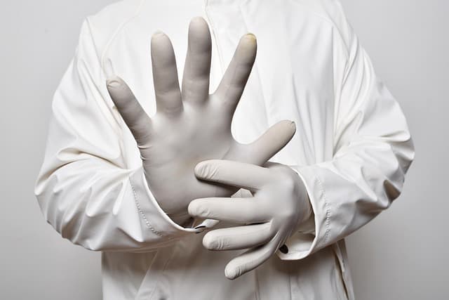 Les différences entre les gants médicaux : latex, nitrile et vinyle